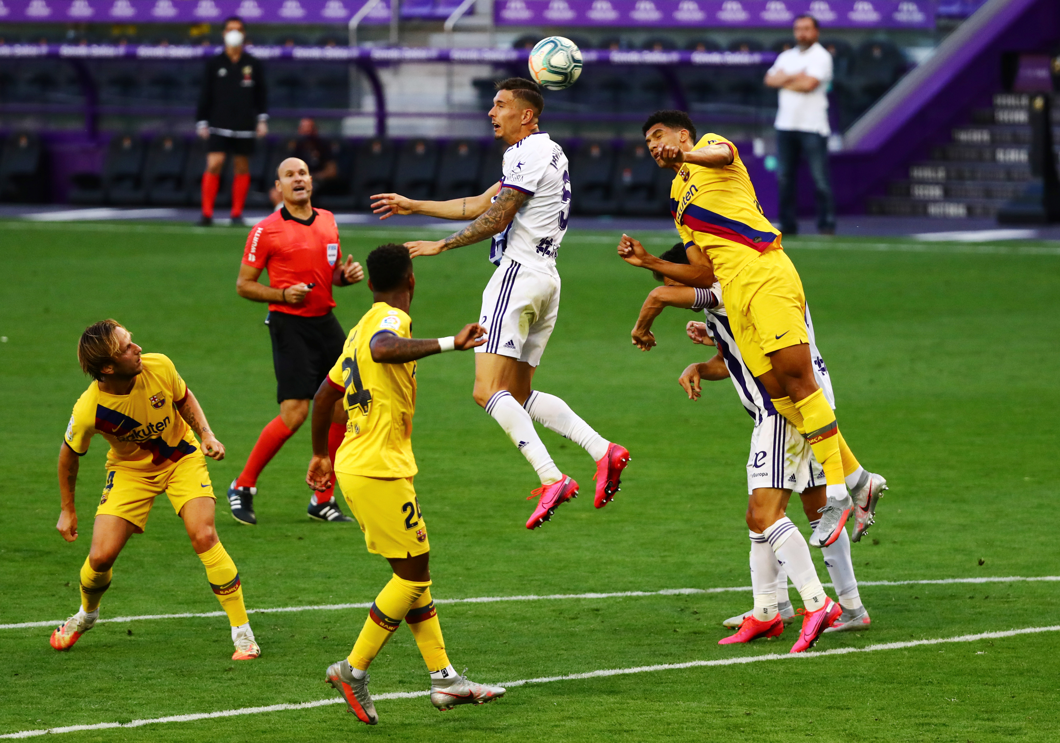  Real Valladolid's Javi Sanchez in action with Barcelona's Ronald Araujo, as play resumes behind closed doors following the outbreak of the coronavirus disease (COVID-19)during the La Liga Santander between Real Valladolid and FC Barcelona, at Estadio Jose Zorrilla, in Valladolid, Spain, on July 11, 2020. Photo: Reuters