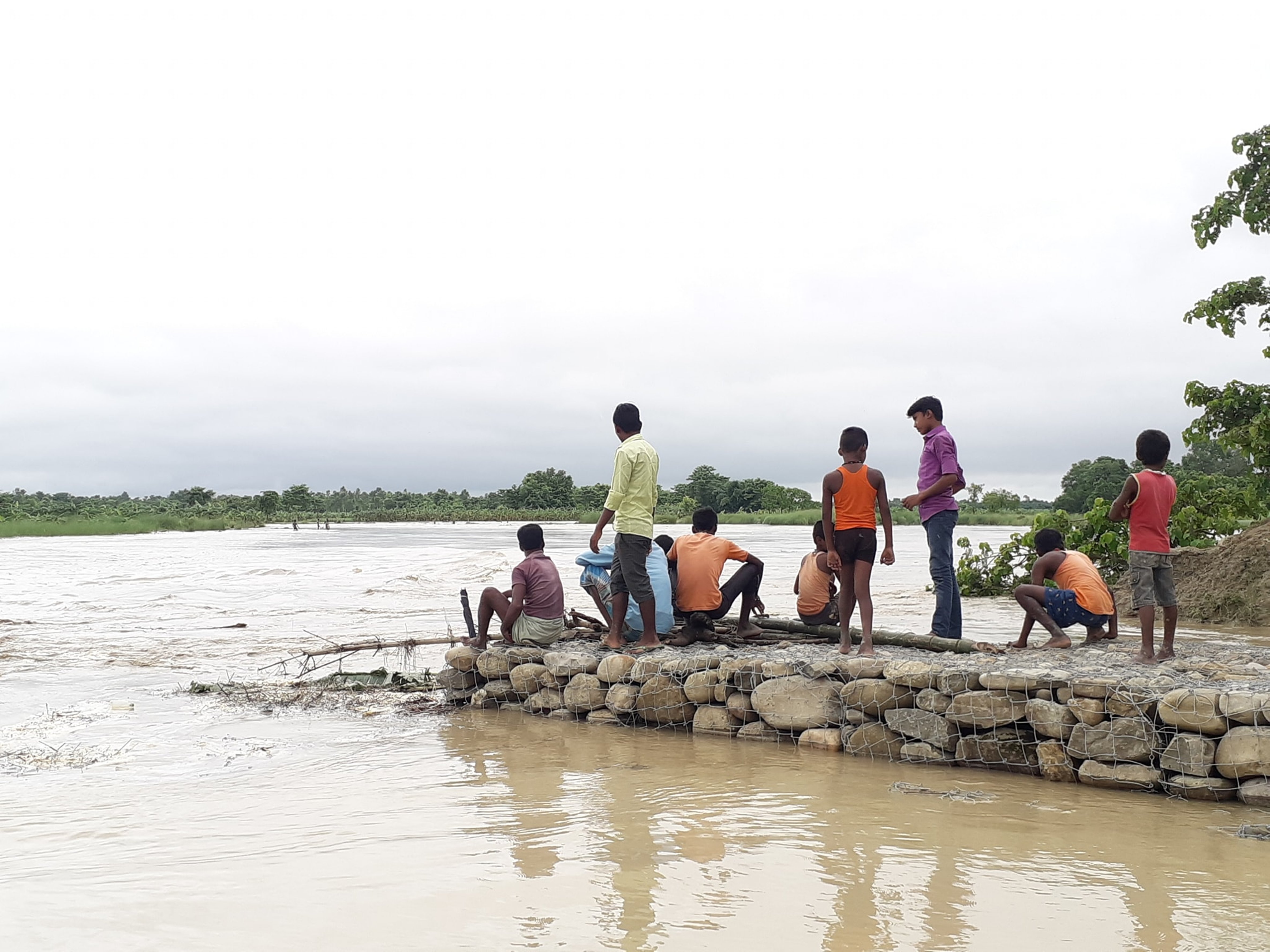 Locals observe flood in Lalbakiya river, on Friday, July 10, 2020. Photo: Prabhat Kumar Jha/THT