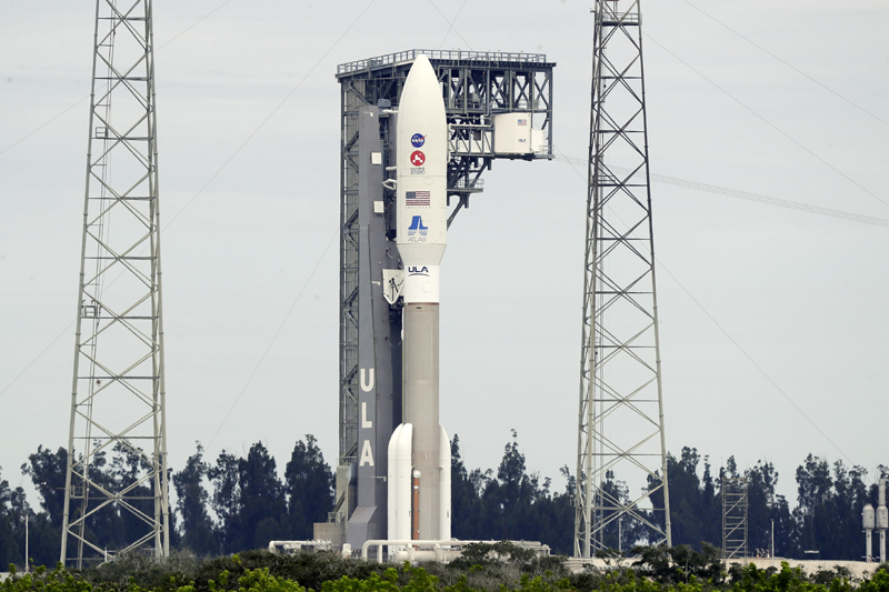 A United Launch Alliance Atlas V rocket that will launch to Mars arrives at Space Launch Complex 41 at the Cape Canaveral Air Force Station, Tuesday, July 28, 2020, in Cape Canaveral, Florida. Photo: AP
