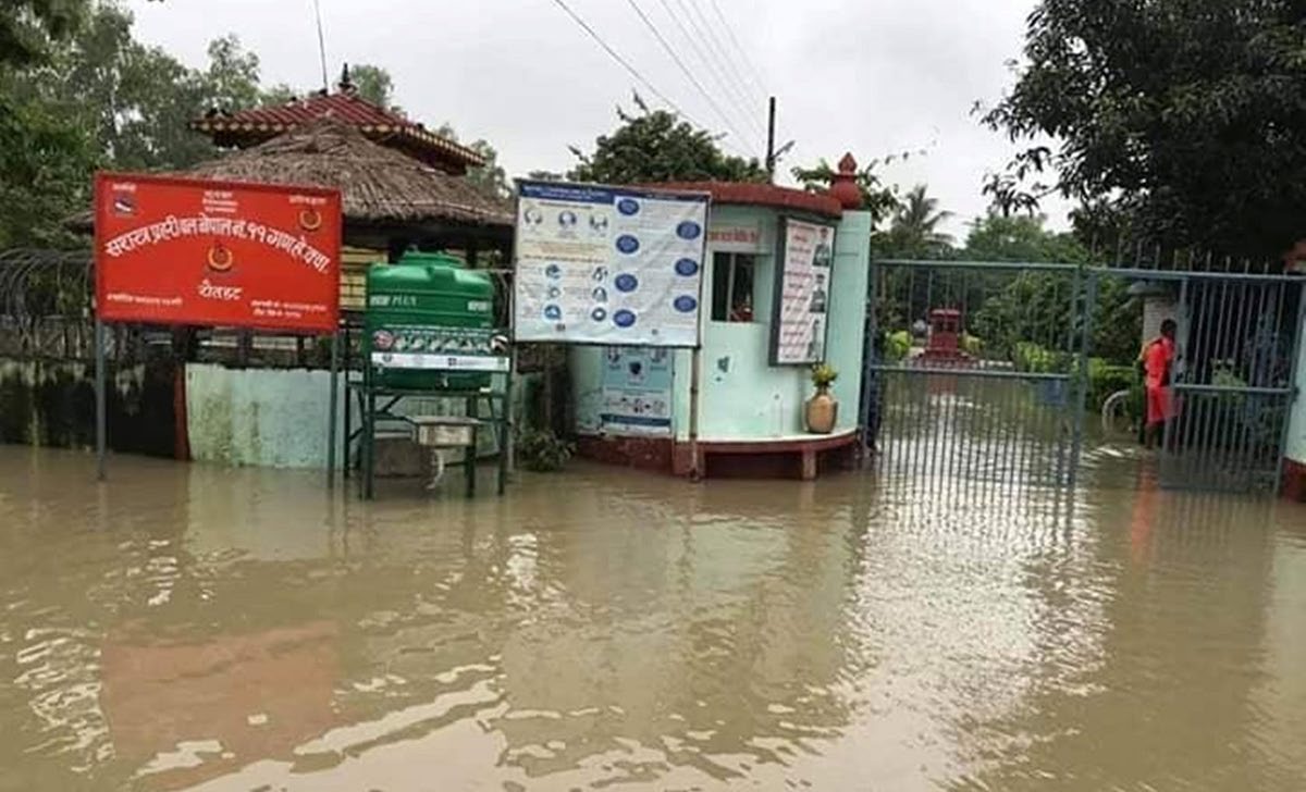 A view of the inundated Armed Police Force 11 Number Gan Office in Hajminiya, Rautahat, on Wednesday. Incessant rainfall has caused floods in the area. Photo: THT