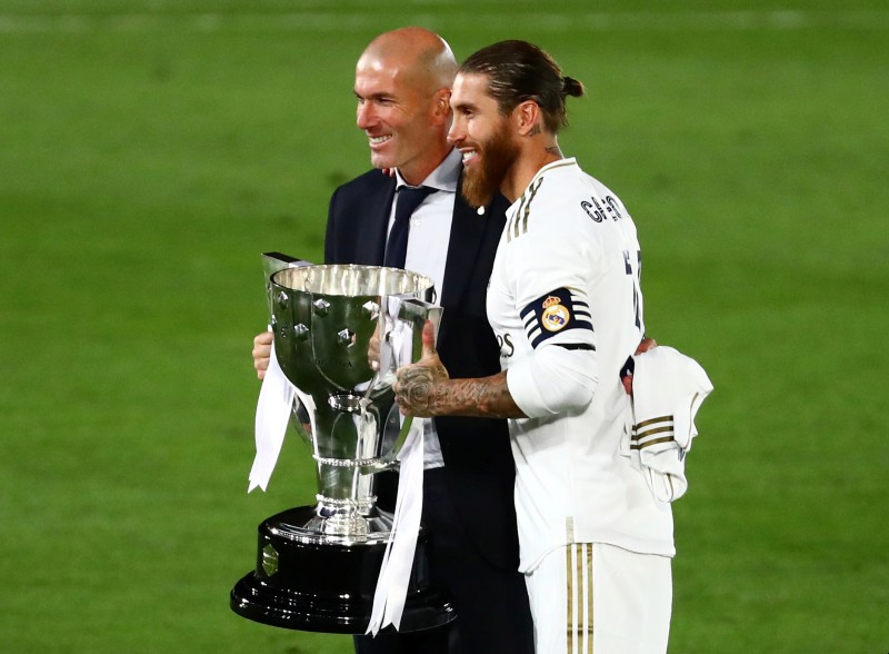 Real Madrid's Sergio Ramos and coach Zinedine Zidane celebrate with the trophy after winning La Liga, as play resumes behind closed doors following the outbreak of the coronavirus disease (COVID-19), at Alfredo Di Stefano Stadium, in Madrid, Spain, on July 16, 2020. Photo: Reuters