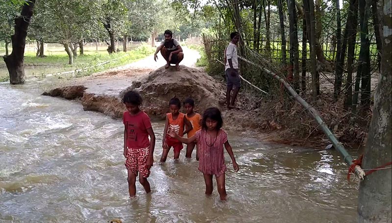 Children crossing a flooded drainage channel in Tilathi Koiladi Rural Municipality-3, Saptari district, on Wednesday, July 8, 2020. Photo: Byas Shankar Upadhyay/THT