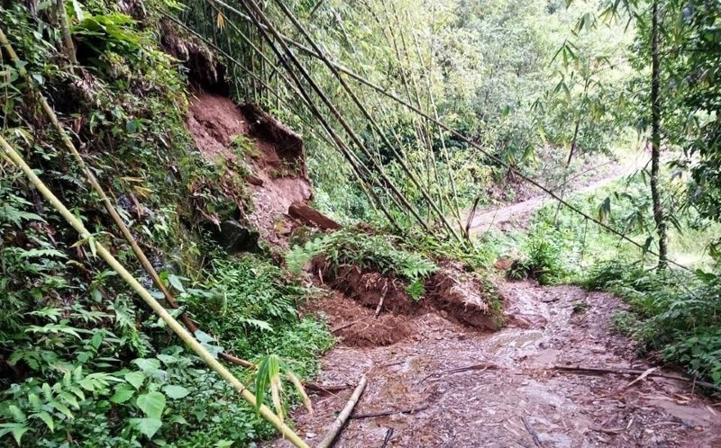 A view of a rural road stretch obstructed by landslide, in Shadananda Municipality, Bhojpur, on Thursday. Photo: THT