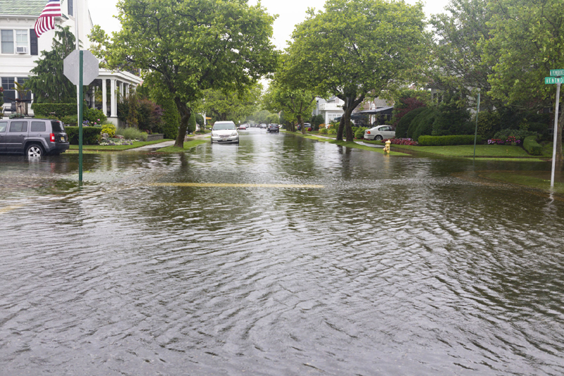 Cars are parked on a flooded street in Ventnor, New Jersey, Friday, July 10, 2020. Photo: Kristian Gonyea/The Press of Atlantic City via AP