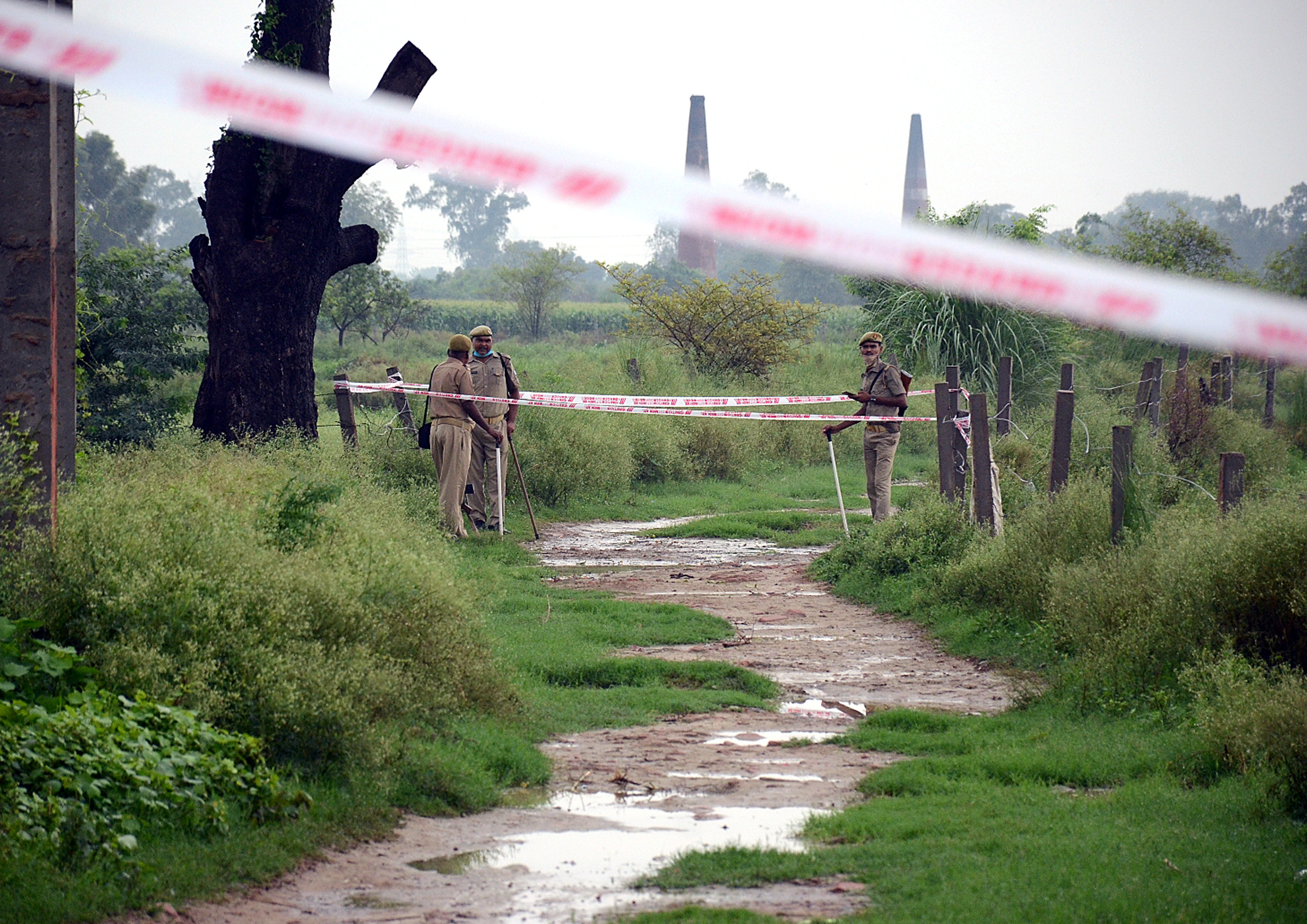 Policemen stand near a taped off area following the killing of Vikas Dubey, accused of ordering the killing of eight policemen, near Kanpur, in the northern state of Uttar Pradesh, India, July 10, 2020. Photo: Reuters 