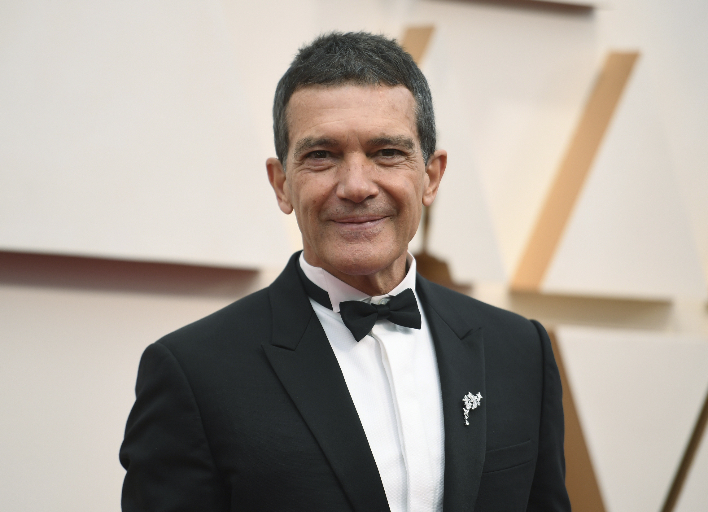 FILE - Antonio Banderas arrives at the Oscars in Los Angeles on Feb. 9, 2020.  Banderas says heu2019s tested positive for COVID-19 and is celebrating his 60th birthday in quarantine. The Spanish actor announced his positive test on Instagram on Monday. Photo: AP