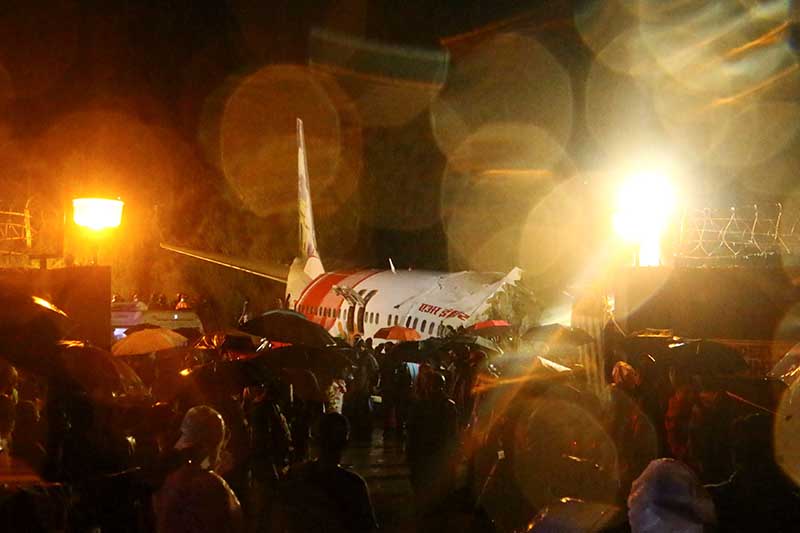 Rescue workers look for survivors after a passenger plane crashed when it overshot the runway at the Calicut International Airport in Karipur, in the southern state of Kerala, India, on Friday, August 7, 2020. Photo: Reuters