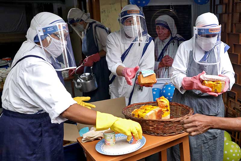 Catholic nuns from the Missionaries of Charity, the global order of nuns founded by Saint Mother Teresa, wear protective face shields as they prepare to distribute free snacks and tea among the poor after offering prayers to mark her 110th birth anniversary, amid the coronavirus disease (COVID-19) outbreak, in Kolkata, India, August 26, 2020. Photo: Reuters