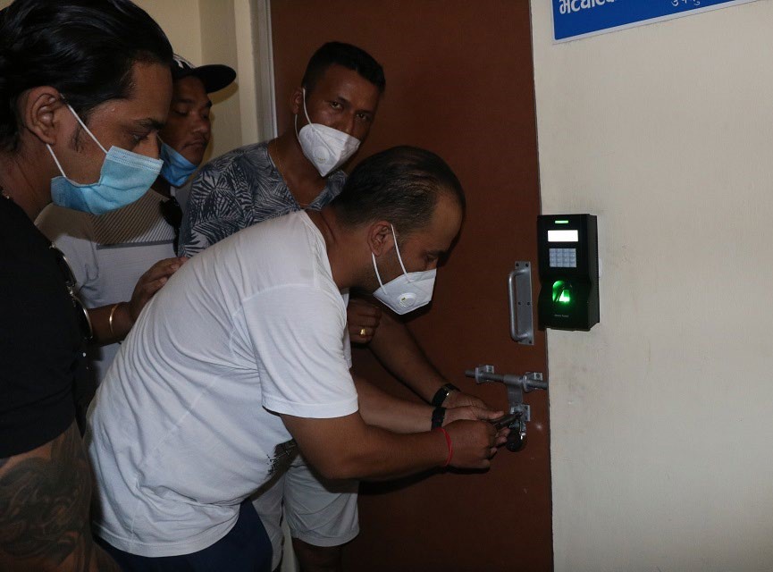 Nepal Tarun Dal cadres padlocking the office of vice-chancellor of BP Koirala Institute of Health and Sciences Gyanendra Giri in Dharan, on Tuesday. Photo: THT