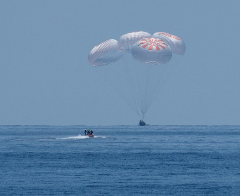 The SpaceX Crew Dragon Endeavour spacecraft is seen as it lands with NASA astronauts Robert Behnken and Douglas Hurley onboard in the Gulf of Mexico off the coast of Pensacola, Florida, U.S., August 2, 2020. Photo: NASA/Bill Ingalls/Handout via Reuters