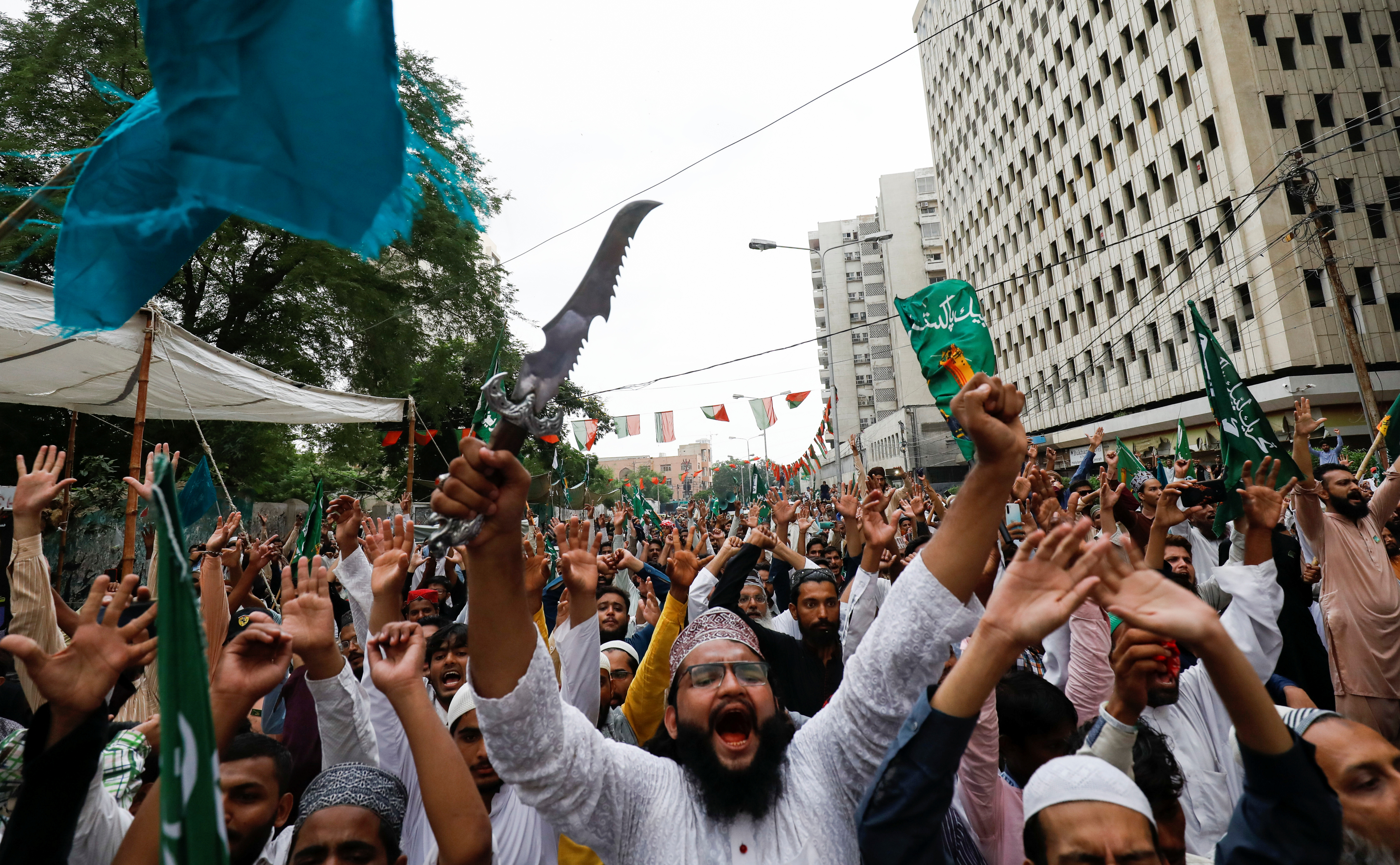 A supporter of religious and political party Tehreek-e-Labaik Pakistan (TLP) waves a dagger, as he chants slogans with others against the satirical French weekly newspaper Charlie Hebdo, which reprinted a cartoon of the Prophet Mohammad, during a protest in Karachi, Pakistan September 4, 2020. Photo: Reuters