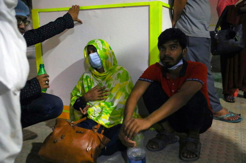 Relatives of victims mourn at a hospital, after a gas pipeline blast at a mosque in Narayanganj, near Dhaka, Bangladesh, September 5, 2020. Photo: Reuters
