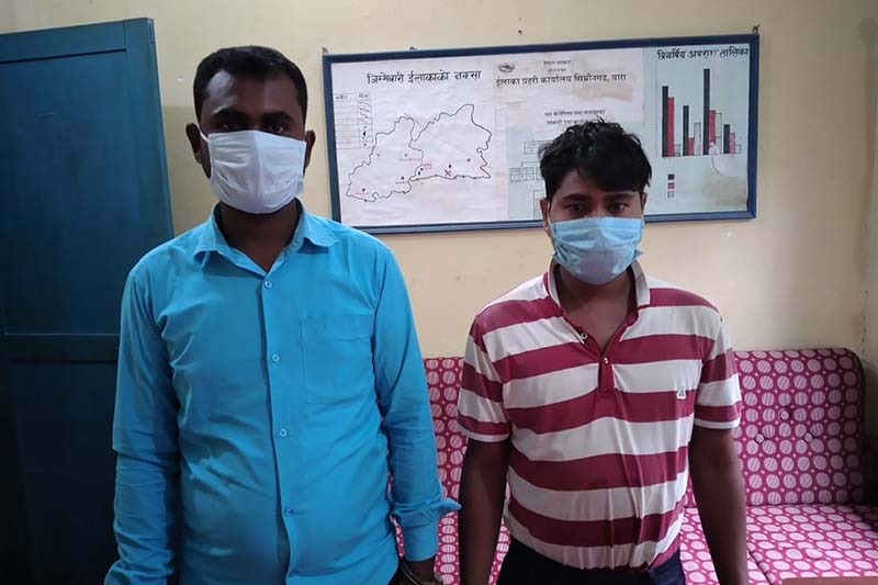 Police making public two persons arrested for their alleged involvement of selling stolen mobile phones, at the District Police Office, Bara, on Thursday, September 24, 2020. The duo were arrested in possession of counterfeit currency. Photo: Pushpa Raj Khatiwada/THT