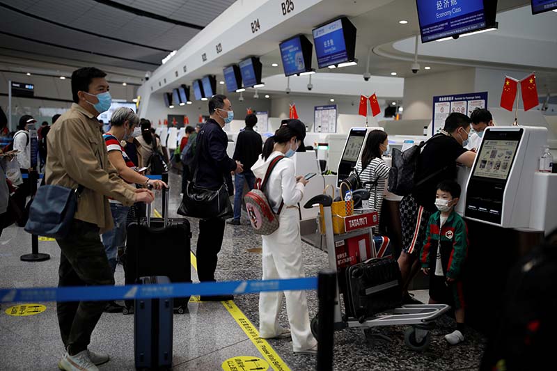 Passengers wearing face masks following the coronavirus disease (COVDI-19) outbreak line up to check in at the Beijing Daxing International Airport ahead of Chinese National Day holiday, in Beijing, China, on September 25, 2020. Photo: Reuters