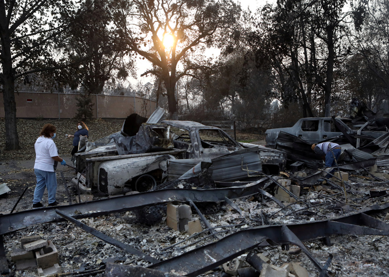Maria Arevalo, left, and her husband Antonio Silva search for items to salvage in the remains of their burned home, in a largely Latino neighborhood, that was destroyed by a wildfire that came through the area in Phoenix, Oregon, U.S. September 22, 2020.  Photo: Reuters
