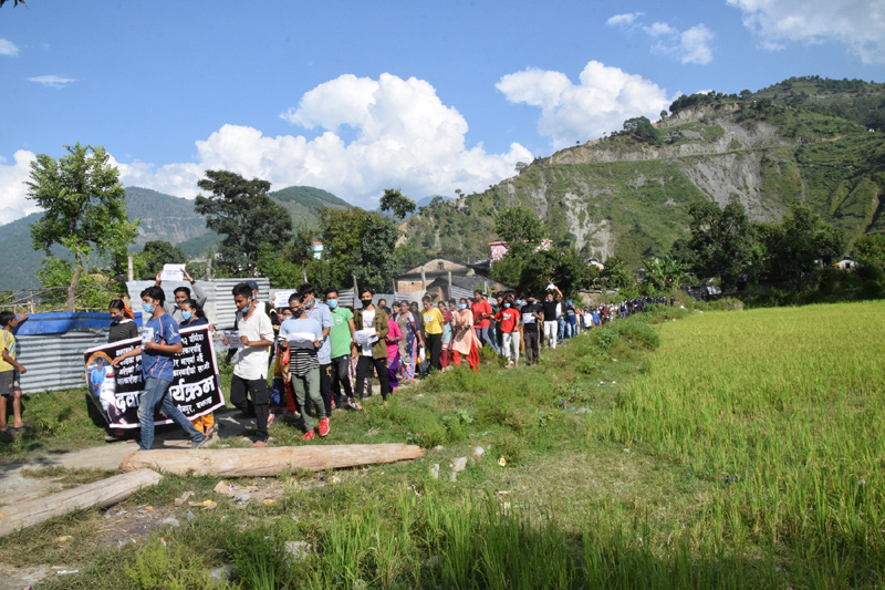 Locals rallying around the district headquarter Chainpur, Bajhang demanding the disclosure of the perpetrator. Photo: Prakash Singh/THT