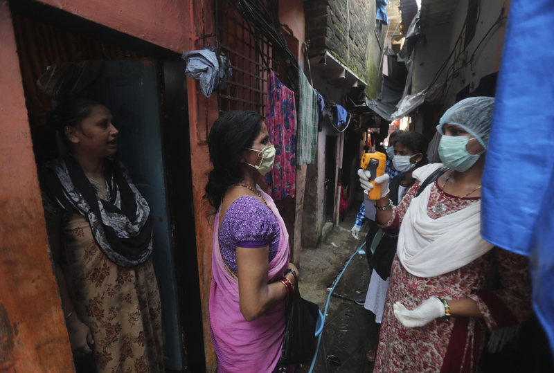 A health worker screens people for symptoms of COVID-19 in Dharavi, one of Asia's biggest slums, in Mumbai, India, Friday, Sept. 4, 2020. Photo: AP