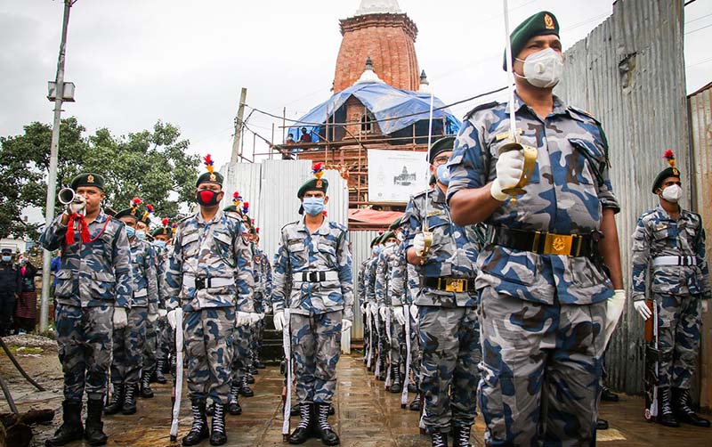 Armed Police Force personnel paying their last tributes to Ang Rita Sherpa during the funeral ceremony, in Kathmandu, on Wednesday, September 23, 2020. Photo: THT