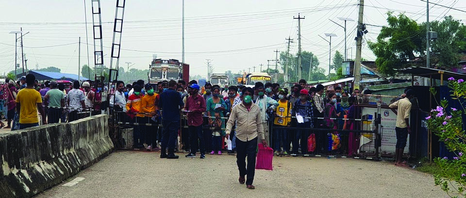 Nepali nationals lining up to enter the Indian side of the border at Nepagunju2019s Jamunaha border point, on Sunday.  Photo: THT