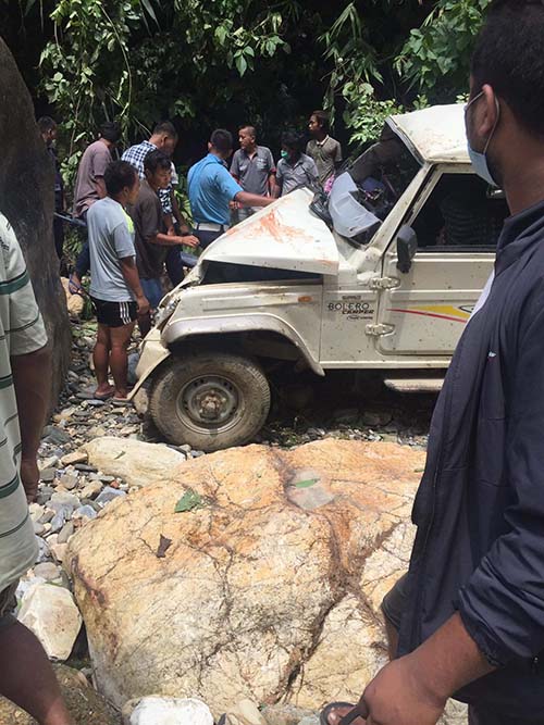 Traffic police personnel inspects the vehicle that met with accident in Rishing Rural Municipality-1 of Tanahun district on Monday, September 7, 2020. Photo: Madan Wagle/THT