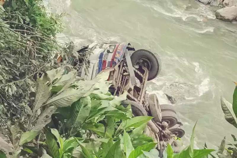 A truck is seen lying on its rear part in Paundi River after falling below the road, in Sundar Bazaar, Lamjung district, on Thursday, September 10, 2020, Photo: Ramji Rana /THT
