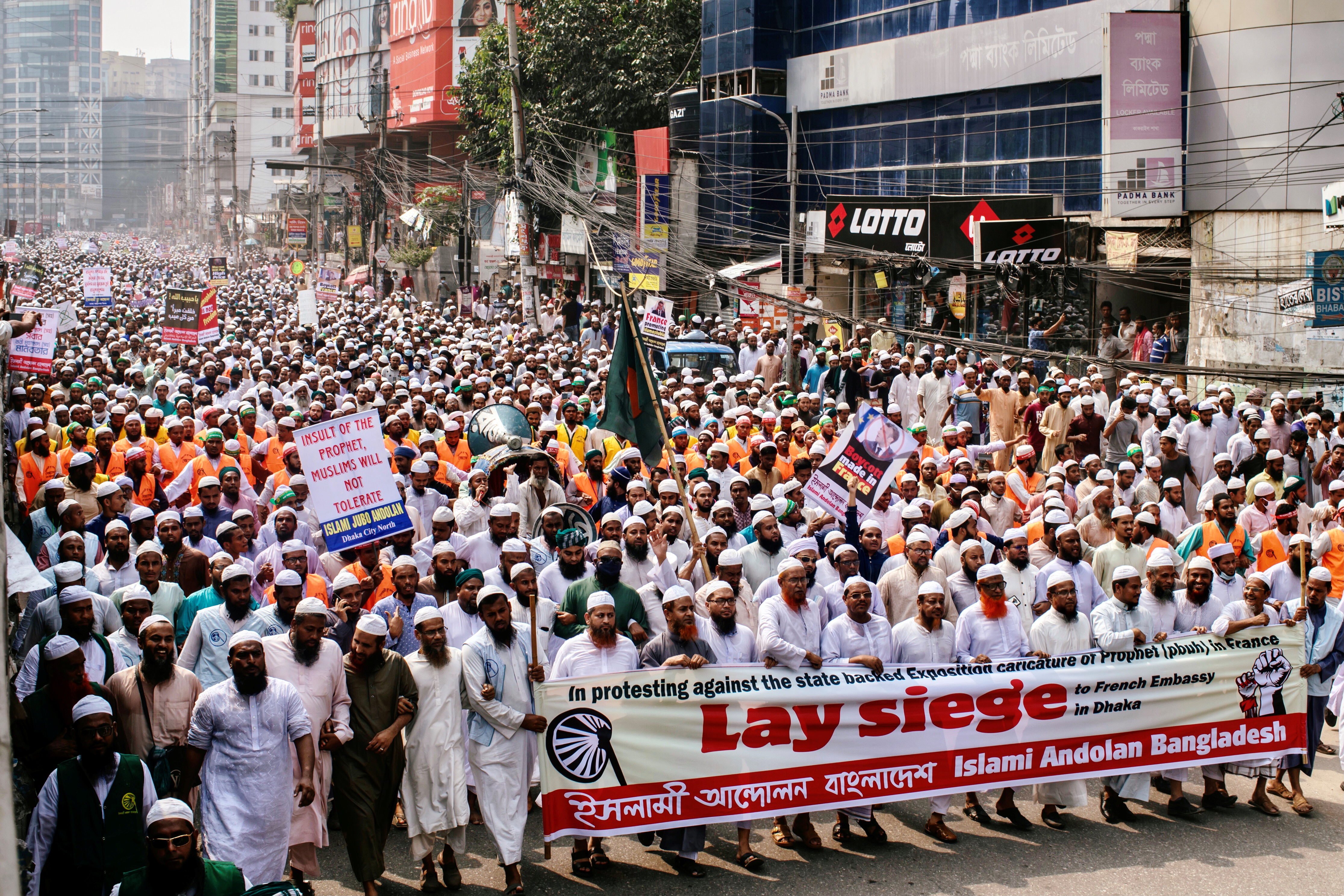 Supporters and activists of the Islami Andolan Bangladesh, an Islamic political party, take part in a protest calling for the boycott of French products and to denounce the French President Emmanuel Macron for his comments over a cartoon of Prophet Mohammad, in Dhaka, Bangladesh, October 27, 2020. REUTERS/Stringer NO RESALES. NO ARCHIVES.