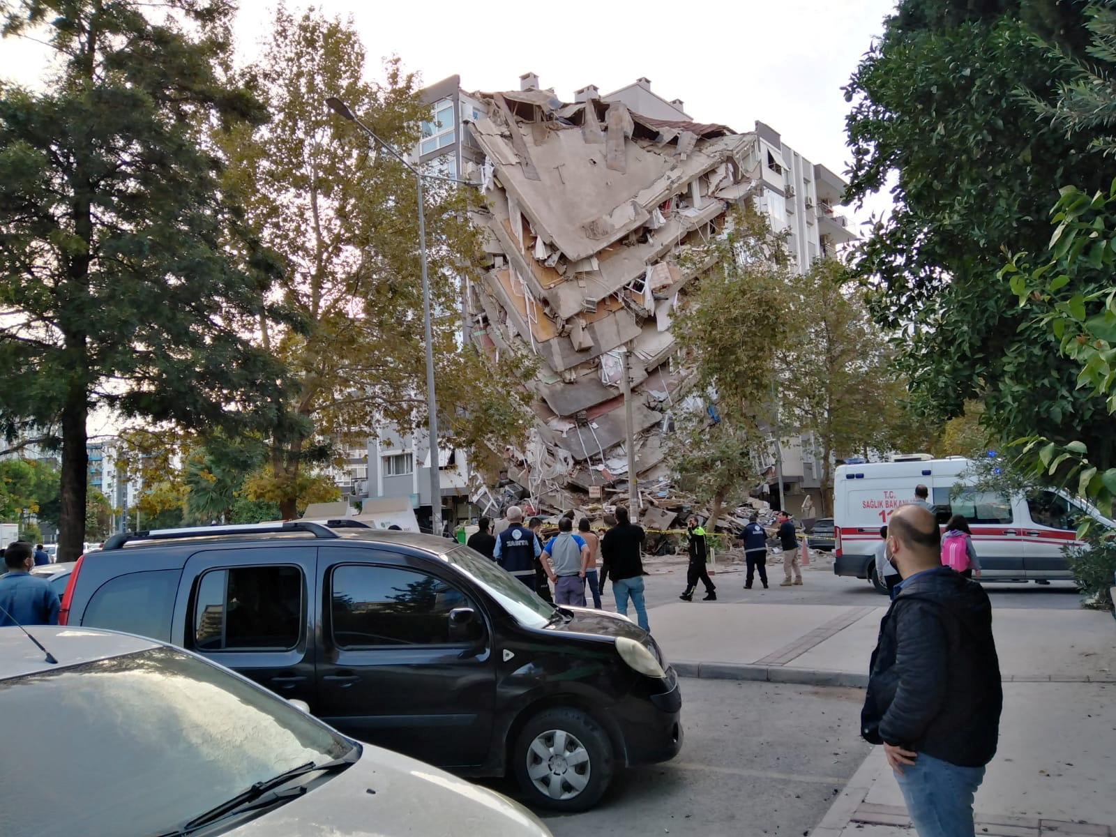 Locals look at a damaged building after a strong earthquake struck the Aegean Sea on Friday and was felt in both Greece and Turkey, where some buildings collapsed in the coastal province of Izmir, Turkey, October 30, 2020. Photo: Reuters