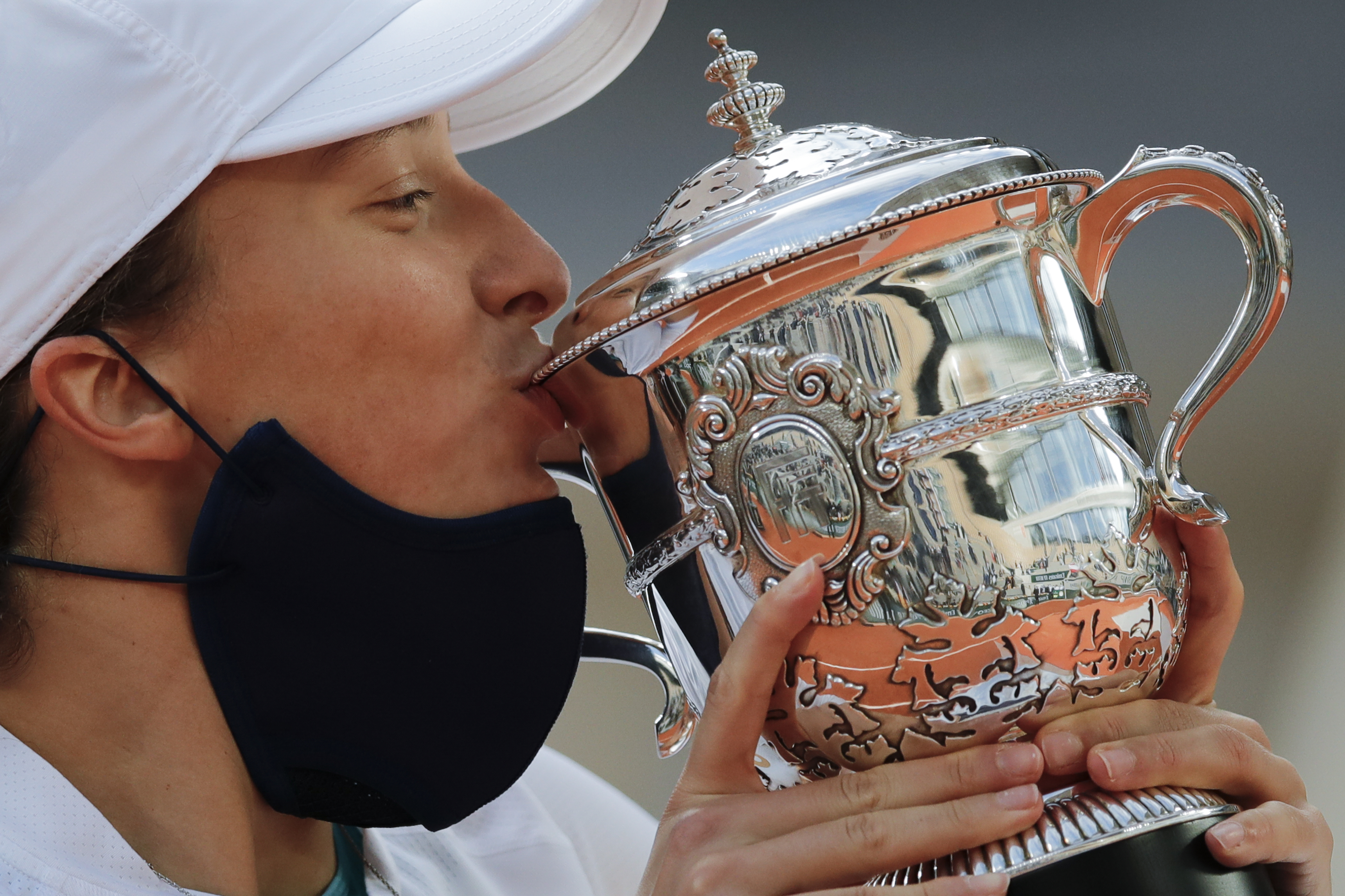 Poland's Iga Swiatek kisses the trophy after winning the final match of the French Open tennis tournament against Sofia Kenin of the U.S. in two sets 6-4, 6-1, at the Roland Garros stadium in Paris, France, Saturday, Oct. 10, 2020. Photo: AP