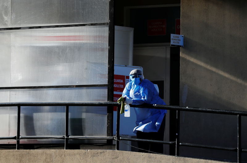 A medical  worker, dressed in personal protective equipment (PPE), rests outside a hospital, as the spread of the coronavirus disease (COVID-19) continues, on the outskirts of Buenos Aires, Argentina October 16, 2020. Picture taken October 16, 2020. Photo: Reuters