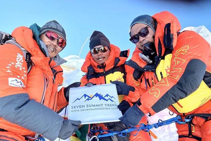The royal mountaineering team members show the banner of Seven Summit Treks on reaching the top of of Mount Manaslu, on Thursday, October 15, 2020. Photo courtesy: Seven Summit Treks