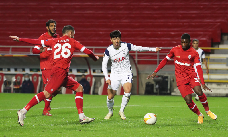 Tottenham Hotspur's Son Heung-min in action with Royal Antwerp's Jeremy Gelin and Aurelio during their Europa League Group J match at Bosuilstadion, in Antwerp, Belgium, on October 29, 2020. Photo: Reuters