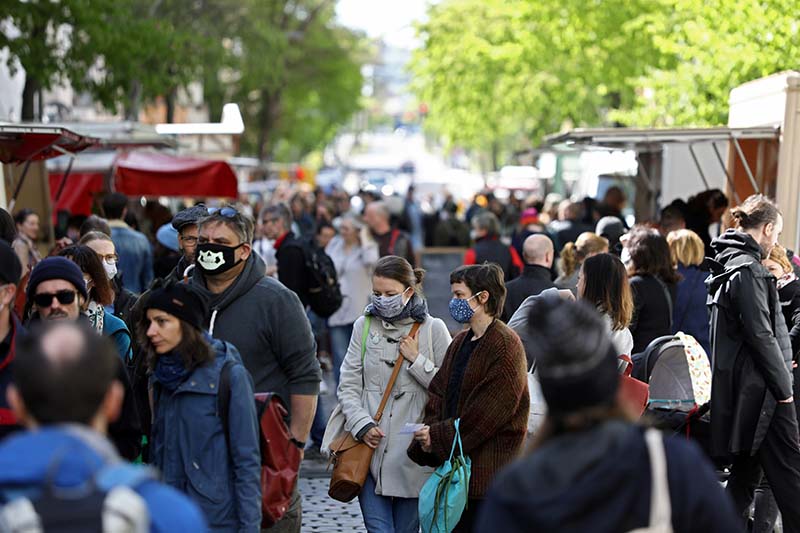 File - Crowds of people visit the farmers market at Boxhagener Platz, as the spread of the coronavirus disease (COVID-19) continues, in Berlin, Germany April 25, 2020. Photo: Reuters