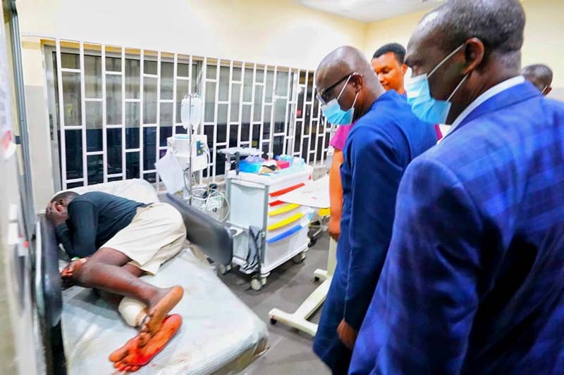 Lagos State Goveror Babajide Sanwo-Olu visits injured people at a hospital in Lagos, in this handout picture obtained by Reuters, Nigeria, on October 21, 2020. Photo: Ademola Olaniran/Lagos State Government/Handout via Reuters