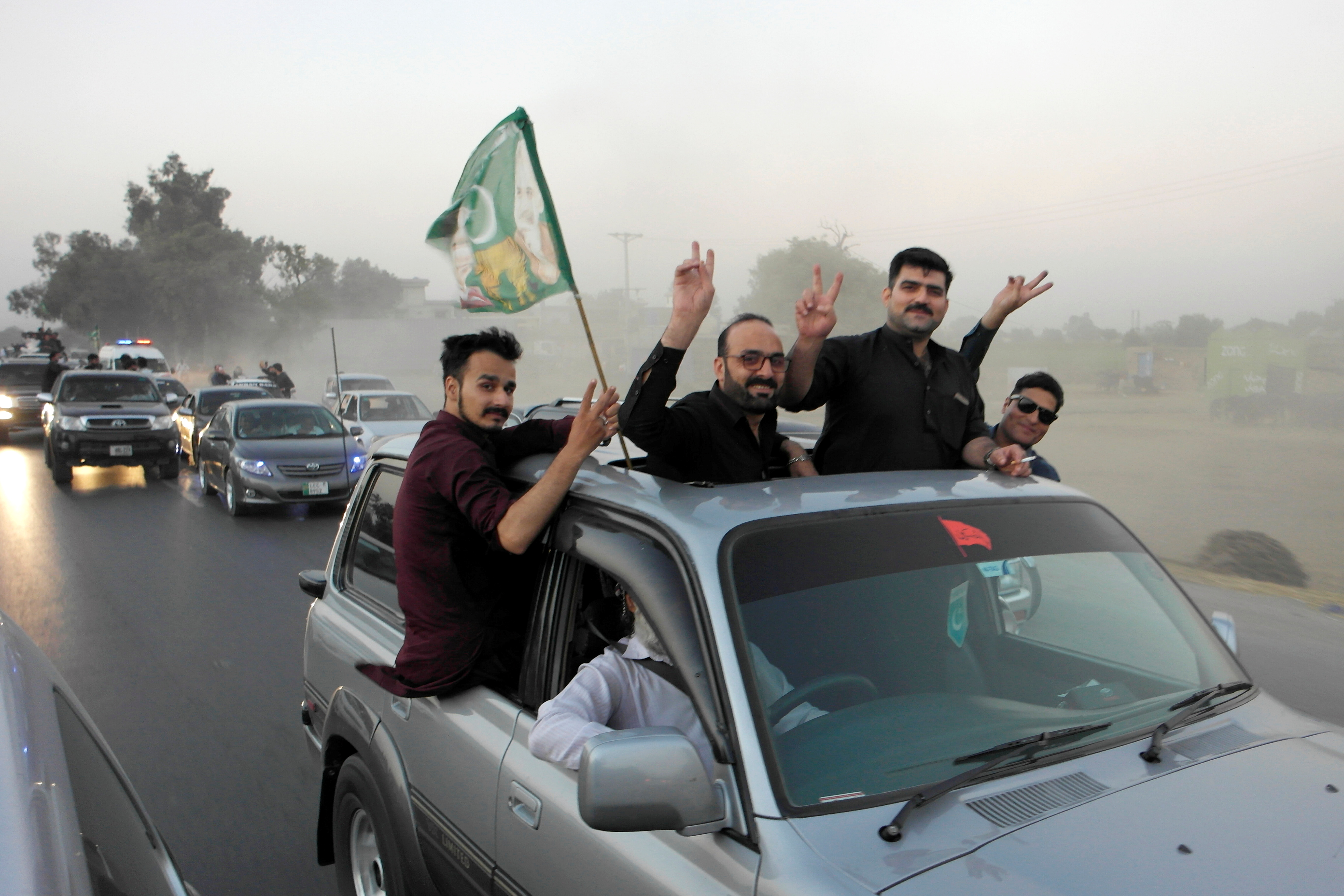 Supporters of Pakistan Democratic Movement (PDM), an alliance of political opposition parties, gesture as they head to attend an anti-government protest rally in Gujranwala, Pakistan October 16, 2020. Photo: Reuters