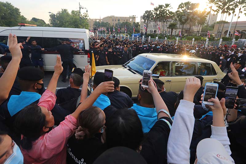 A car of the royal motorcade with the Queen Suthida and Prince Dipangkorn drive past a gruop of anti-government demonstrators in front of the Government House, on the 47th anniversary of the 1973 student uprising, in Bangkok, Thailand October, on 14, 2020. Photo: Reuters