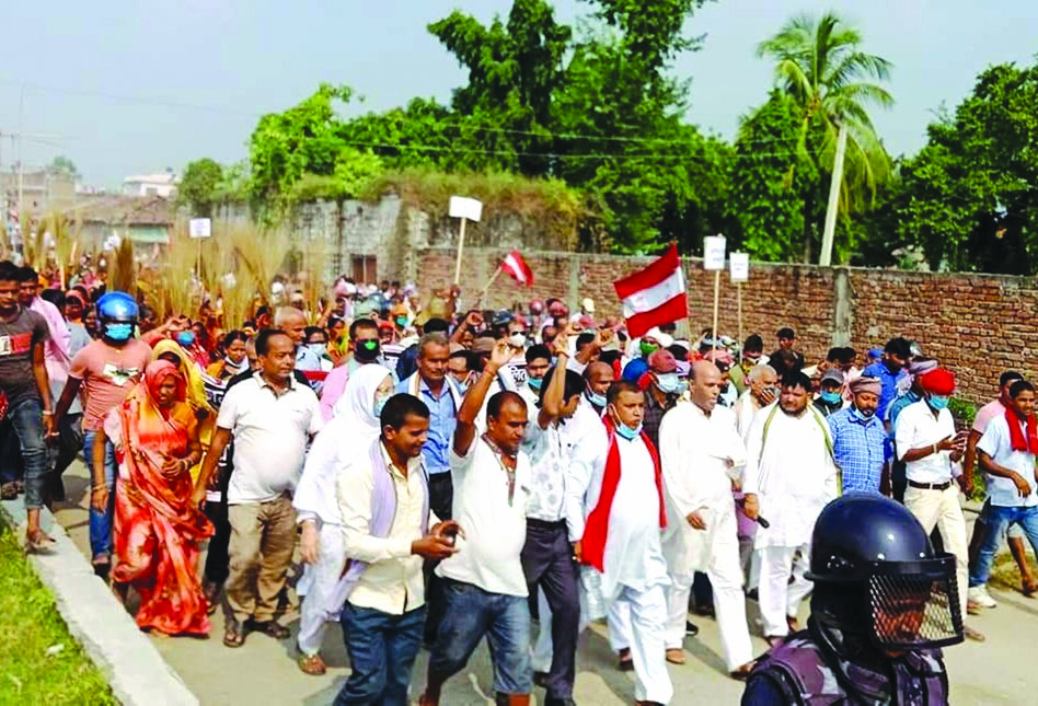 Nepali Congress leaders and cadres holding a rally accusing police of protecting murderers, in Sisaut, Sarlahi, on Wednesday. Photo: THT