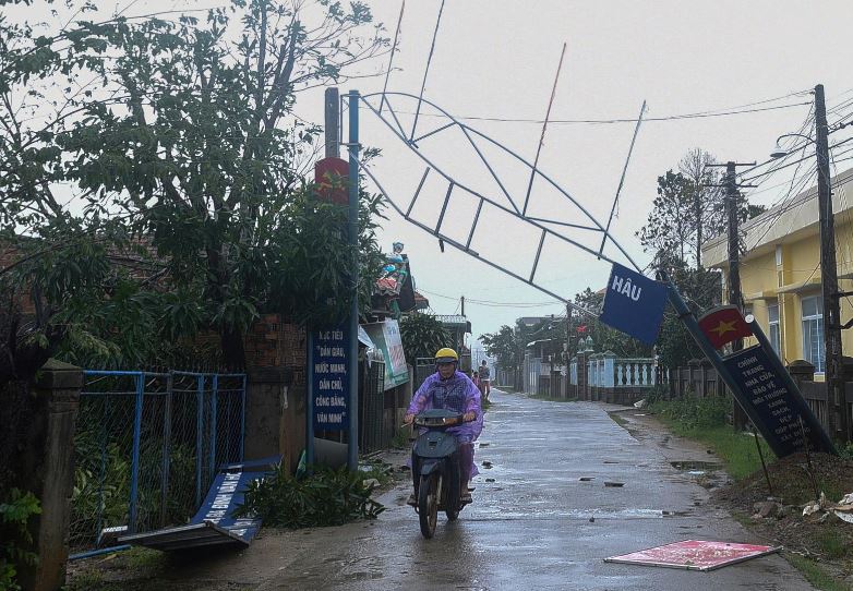 Vietnam deployed hundreds of soldiers and heavy machinery on Thursday to search for survivors after landslides triggered by torrential rains from Typhoon Molave, one of the strongest typhoons in the region in decades. Photo: Reuters
