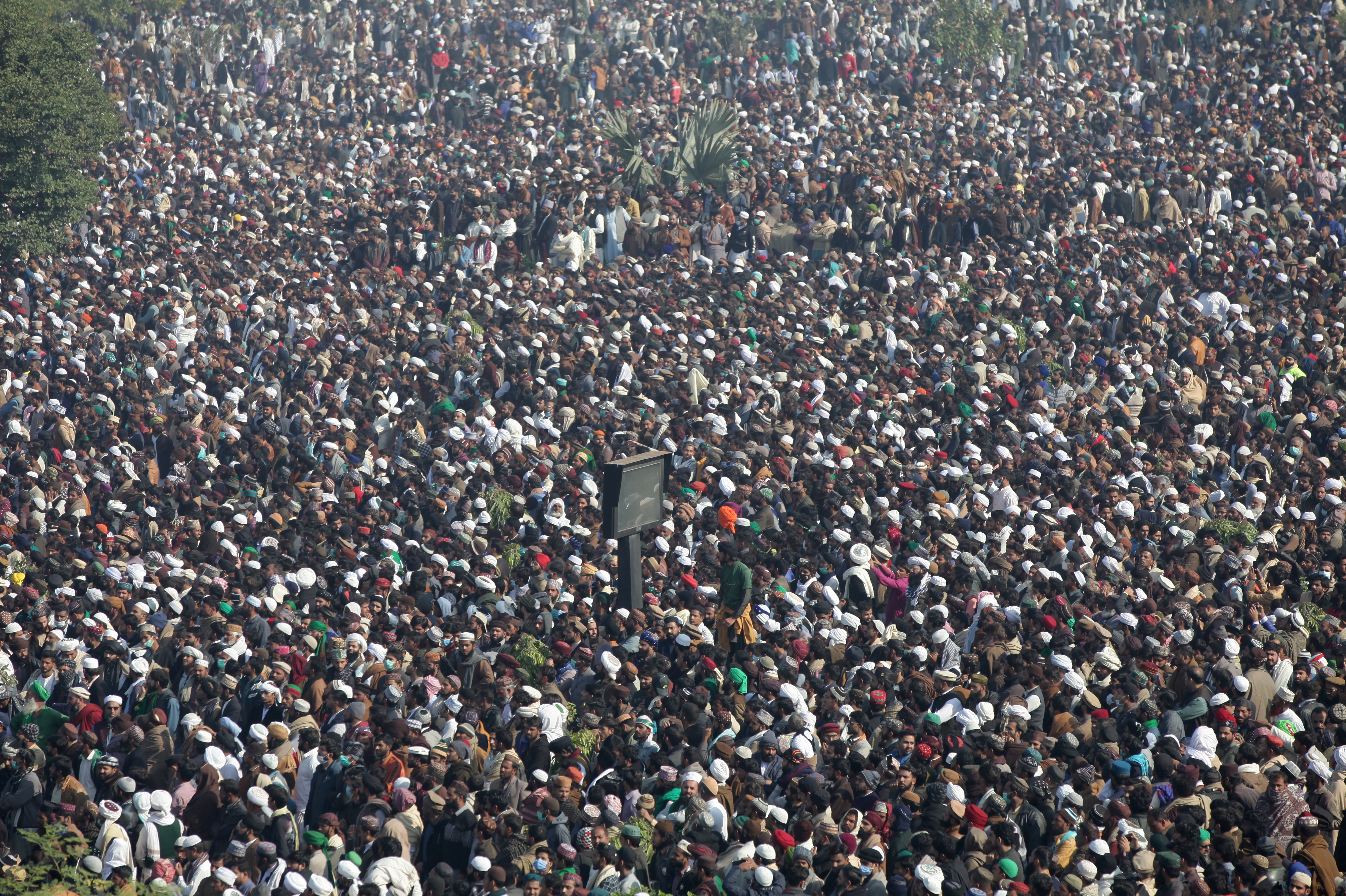People gather to attend funeral services for Khadim Hussain Rizvi, leader of religious and political party Tehreek-e-Labaik Pakistan (TLP), at the Minar-e-Pakistan monument as the outbreak of the coronavirus disease (COVID-19) continues, in Lahore, Pakistan November 21, 2020. Photo: Reuters