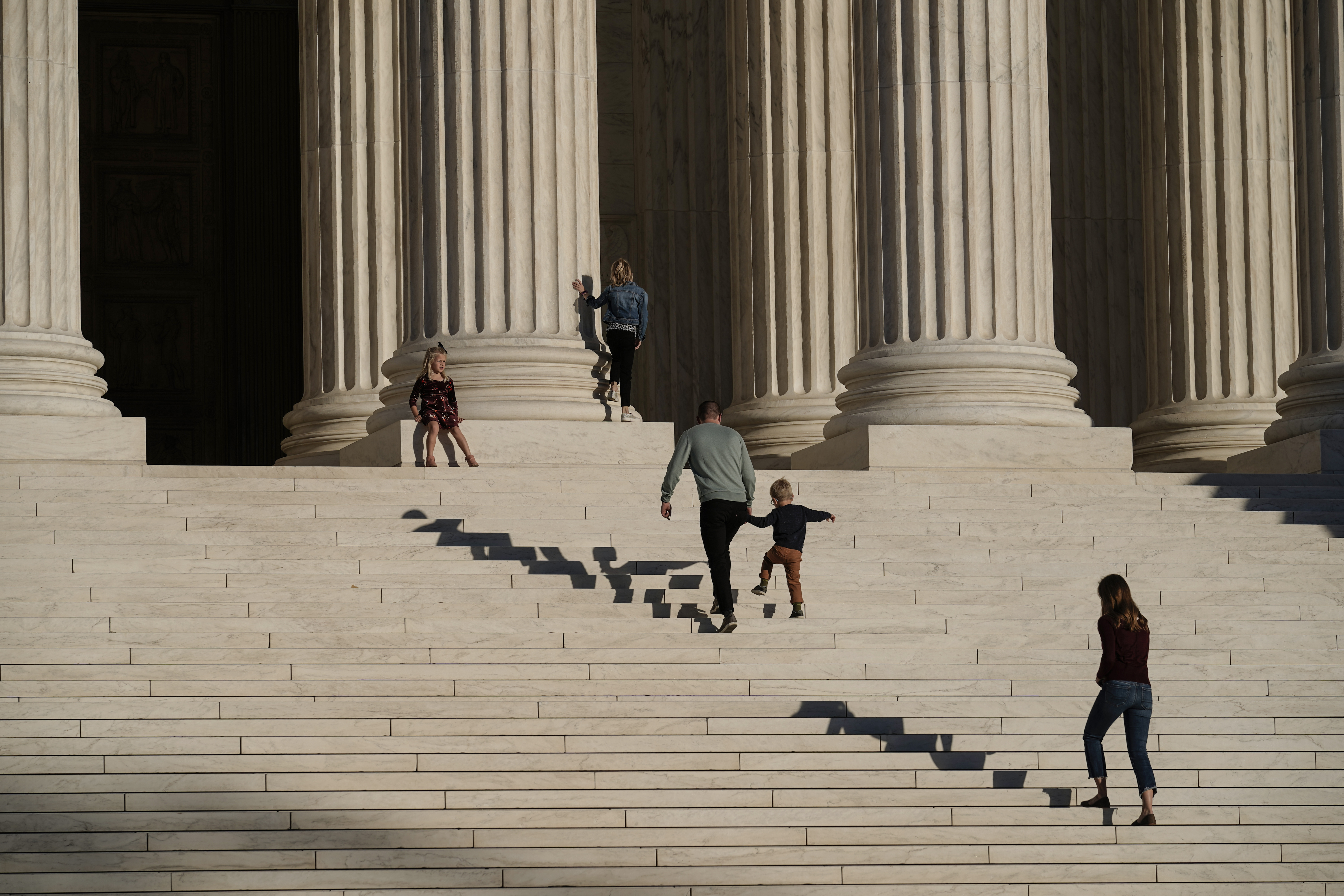 A family visits the Supreme Court in Washington, Wednesday, Nov. 4, 2020. The Trump campaign is seeking to intervene in a Pennsylvania case at the Supreme Court that deals with whether ballots received up to three days after the election can be counted. Photo: AP