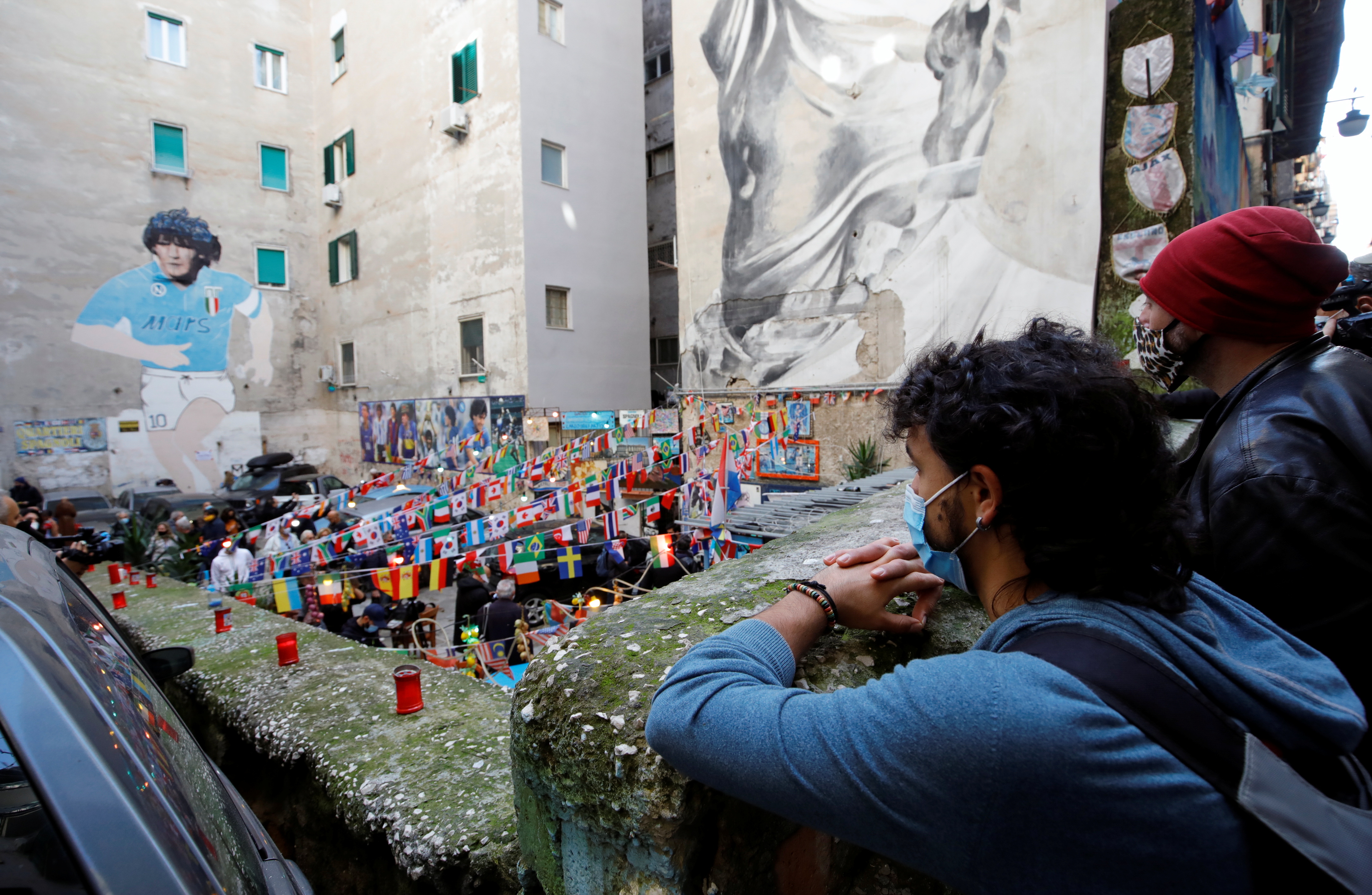 People gather to mourn the death of Argentine soccer legend Diego Maradona,who helped underdogs Napoli to the Italian title twice after he moved to the club in 1984, in Naples, Italy, November 26, 2020. Photo: Reuters 