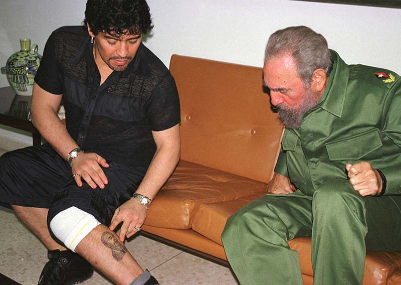 FILE - Argentine soccer legend Diego Maradona, then in Cuba undergoing rehabilitation for cocaine abuse, shows Cuban President Fidel Castro a tattoo of him on his leg, inside Revolution Palace in Havana, in this file photo from October 29, 2001. Photo: Reuters