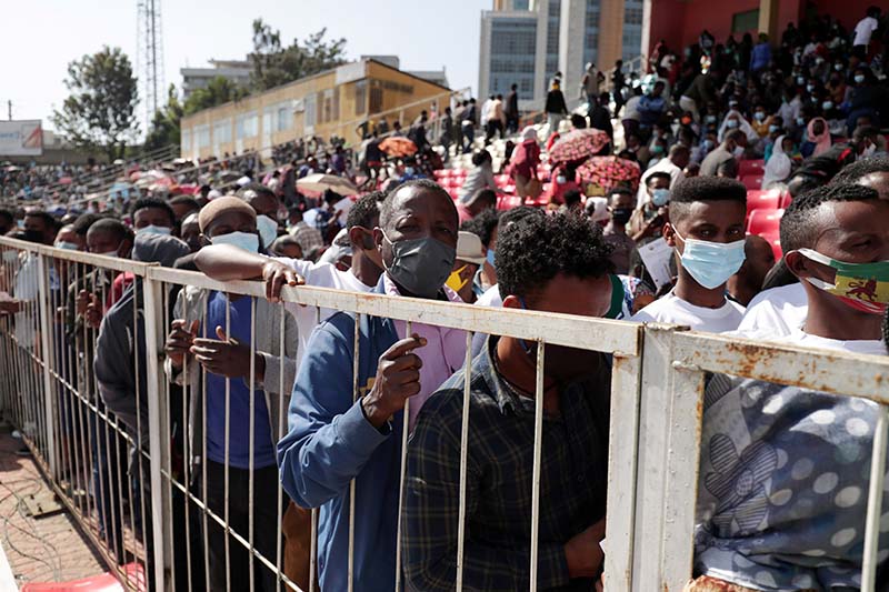 Volunteers gather to donate blood for the injured members of Ethiopia's National Defense Forces (ENDF) fighting against Tigray's special forces on the border between Amhara and Tigray, at the stadium in Addis Ababa, Ethiopia November 12, 2020. Photo: Reuters