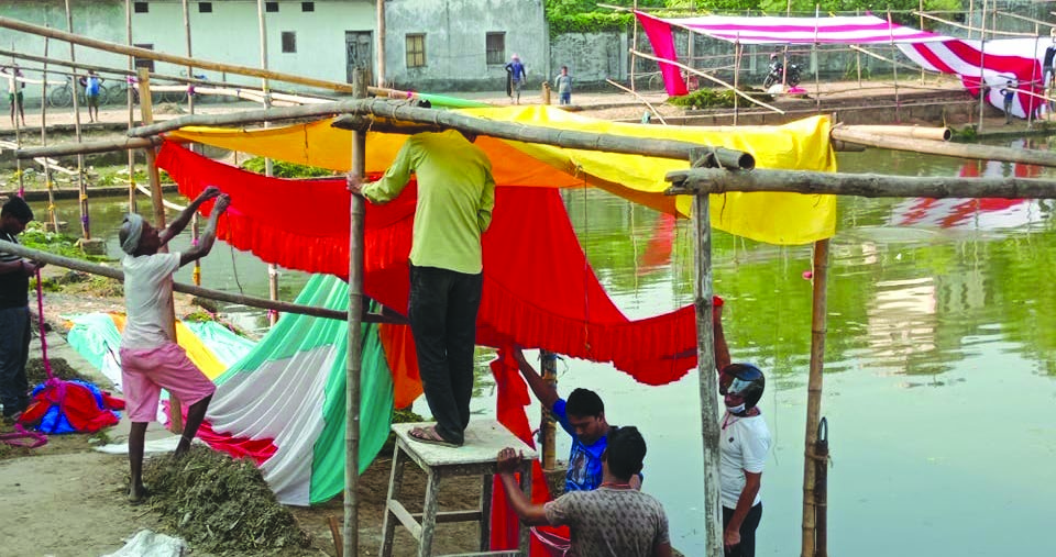 Locals preparing a ghaat for Chhath festival at a pond in Rajbiraj, on Thursday. Photo: THT