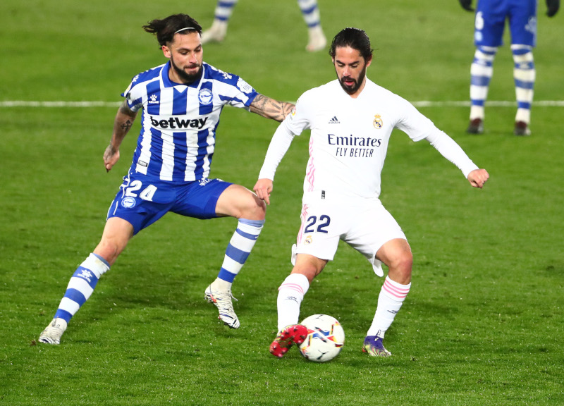 Deportivo Alaves' Jota in action with Real Madrid's Isco  during their La Liga Santander match, at Estadio Alfredo Di Stefano, in Madrid, Spain, on November 28, 2020. Photo: Reuters