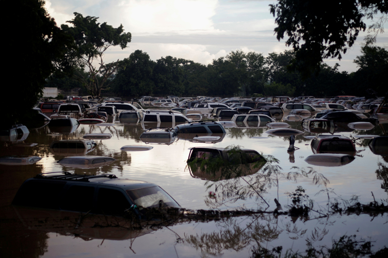 Vehicles are submerged at a plot flooded by the Chamelecon River due to heavy rain caused by Storm Iota, in La Lima, Honduras November 19, 2020. Photo: Reuters