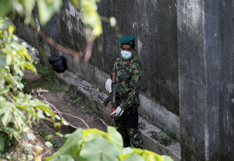 A Special Task Force soldier stands guard near the boundary wall of Mahara Prison following unrest inside the prison, on the outskirts of Colombo, Sri lanka November 30, 2020.  Photo: Reuters