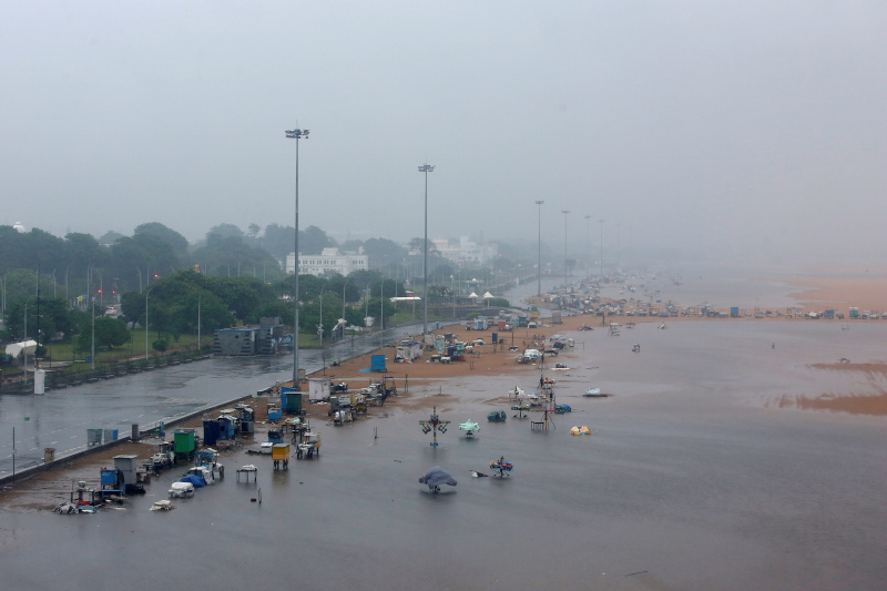 A deserted Marina beach is seen during rains before Cyclone Nivar's landfall, in Chennai, India, November 25, 2020. Photo: Reuters
