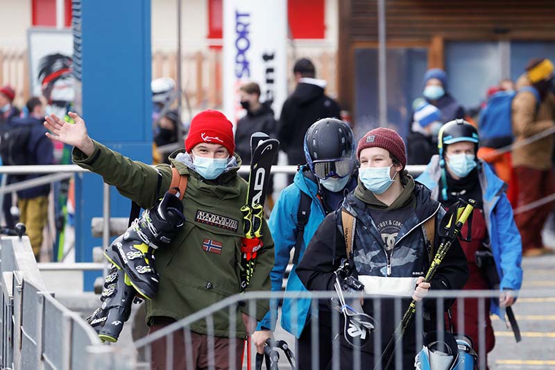 Skiers wear protective masks, amid the coronavirus disease (COVID-19) outbreak, in the ski resort of Zermatt, Switzerland, on November 21, 2020. Photo: Reuters