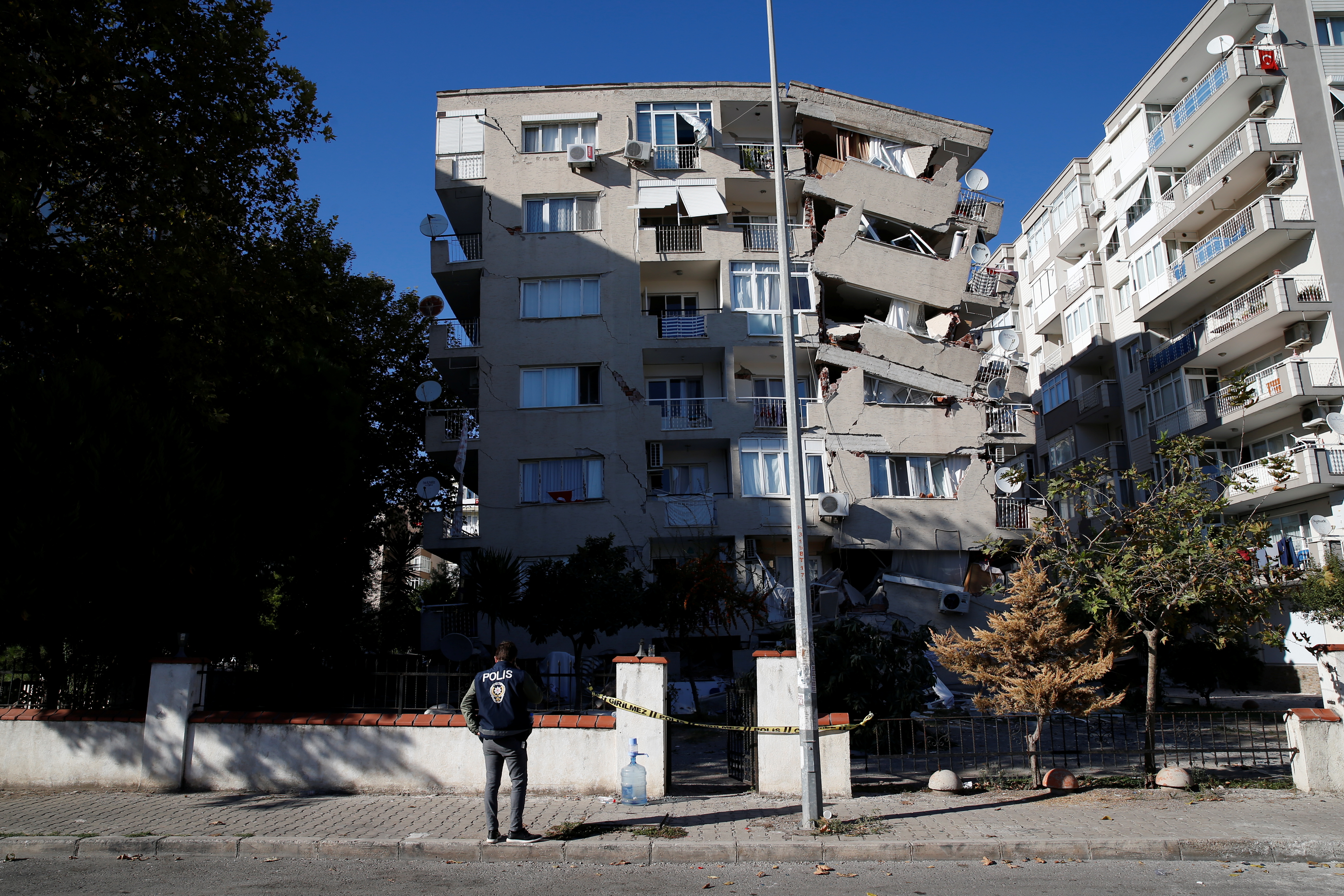 A view of a damaged building after an earthquake in the Aegean port city of Izmir, Turkey October 31, 2020. Photo: Reuters