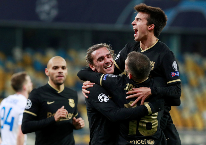 Barcelona's Antoine Griezmann celebrates scoring their fourth goal with teammates during the Champions League Group G match between Dynamo Kyiv and FC Barcelona, at NSC Olympiyskiy, in Kyiv, Ukraine, on  November 24, 2020. Photo: Reuters